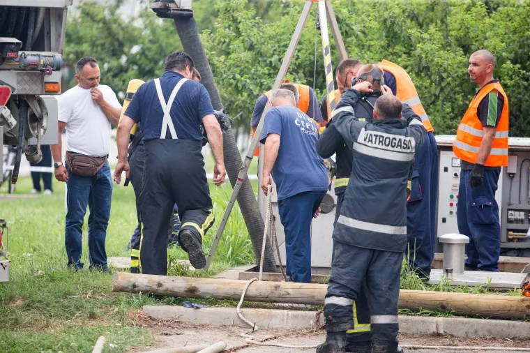 NEZAPAMĆENA TRAGEDIJA U ČEPINU: Četvorica radnika upala u kanalizacijski šaht, dvojica poginula