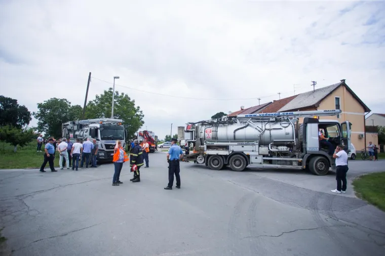 NEZAPAMĆENA TRAGEDIJA U ČEPINU: Četvorica radnika upala u kanalizacijski &scaron;aht, dvojica poginula