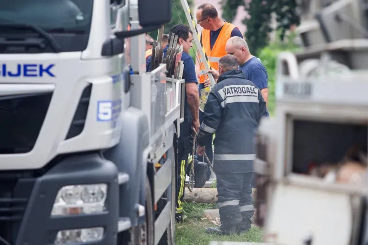 NEZAPAMĆENA TRAGEDIJA U ČEPINU: Četvorica radnika upala u kanalizacijski &scaron;aht, dvojica poginula