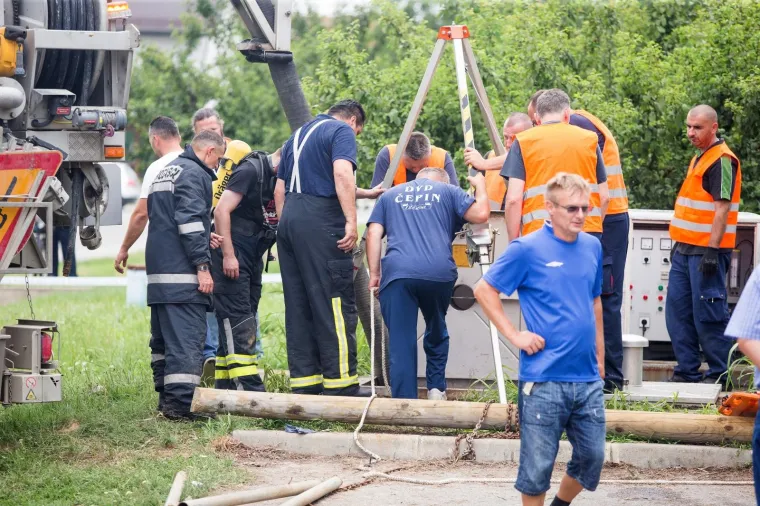 NEZAPAMĆENA TRAGEDIJA U ČEPINU: Četvorica radnika upala u kanalizacijski &scaron;aht, dvojica poginula