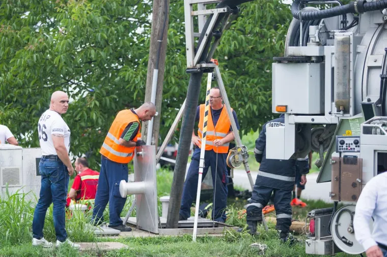 NEZAPAMĆENA TRAGEDIJA U ČEPINU: Četvorica radnika upala u kanalizacijski &scaron;aht, dvojica poginula
