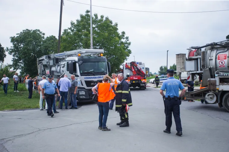 Uznemirujuće fotografije: Dvojica djelatnika Vodovoda smrtno stradala u Čepinu!