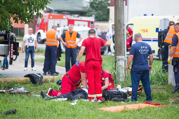 Uznemirujuće fotografije: Dvojica djelatnika Vodovoda smrtno stradala u Čepinu!