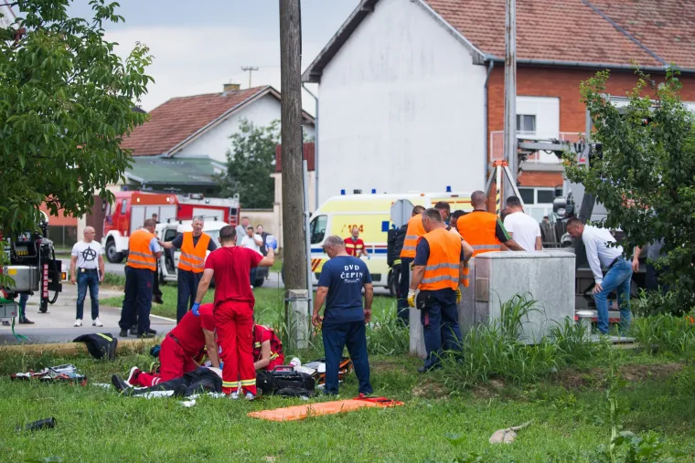 Uznemirujuće fotografije: Dvojica djelatnika Vodovoda smrtno stradala u Čepinu!