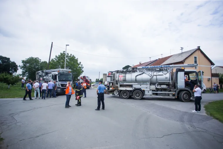 Uznemirujuće fotografije: Dvojica djelatnika Vodovoda smrtno stradala u Čepinu!