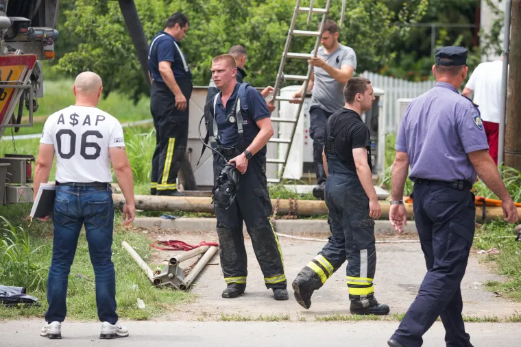 Uznemirujuće fotografije: Dvojica djelatnika Vodovoda smrtno stradala u Čepinu!