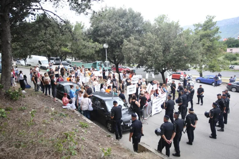 Građani prosvjeduju protiv ovrhe nad dječakom Cesareom