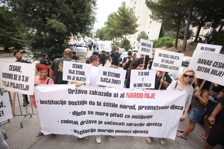 Splićani se u utorak ujutro okupljaju na Pujankama, u blizini zgrade gdje stanuje devetogodišnji dječak Cesare Avenati s majkom Ninom Kuluz, a kojega bi danas službenici Općinskog suda trebali predati na skrb njegovom ocu Talijanu Alessandru Avenatiju.