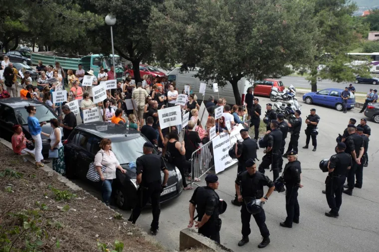 SPLIĆANI PROSVJEDUJU PROTIV OVRHE NAD DJEČAKOM CESAREOM: Pujanke pod policijskom opsadom