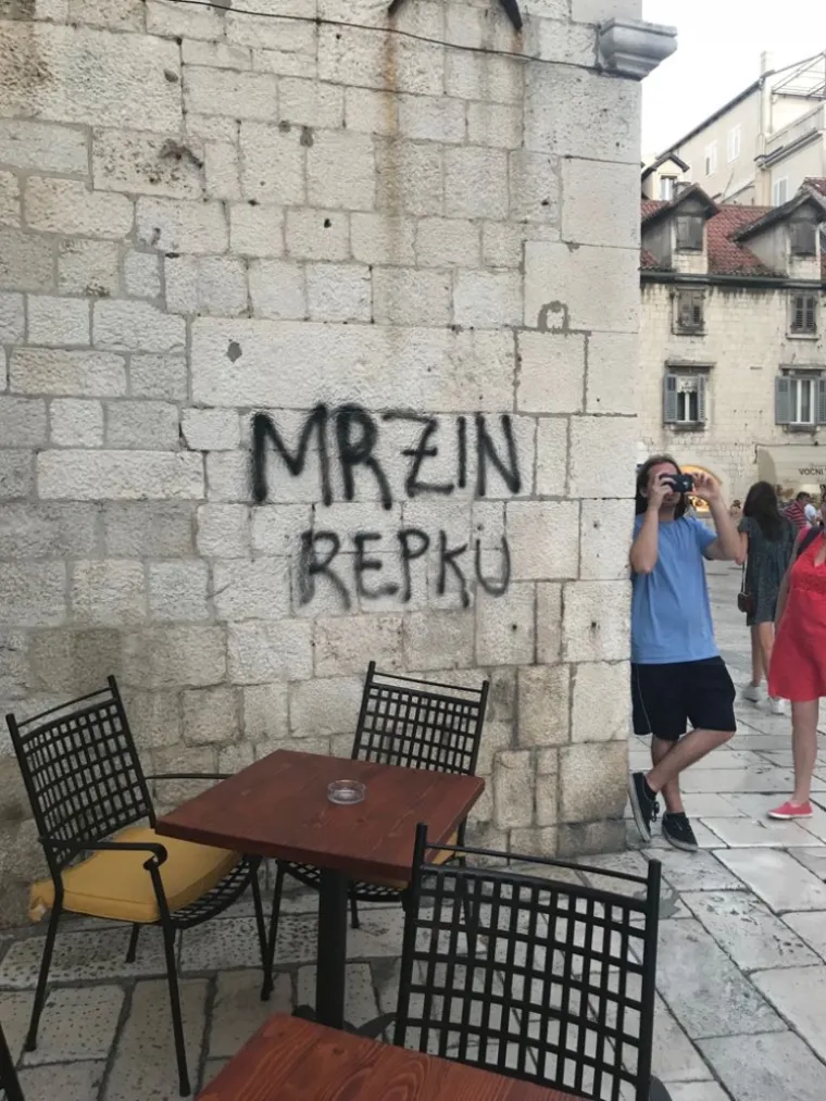 Kako doznajemo iz gradske uprave, na teren je odmah iza&scaron;la policija i komunalne redari. Očekuje se da bi grafiti koji su nagrdili kulturnu ba&scaron;tinu trebali biti uklonjeni sutra ujutro putem ugovorene koncesionarske tvrtke od strane Grada Splita