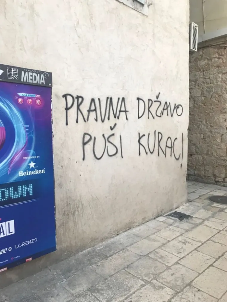 Kako doznajemo iz gradske uprave, na teren je odmah iza&scaron;la policija i komunalne redari. Očekuje se da bi grafiti koji su nagrdili kulturnu ba&scaron;tinu trebali biti uklonjeni sutra ujutro putem ugovorene koncesionarske tvrtke od strane Grada Splita