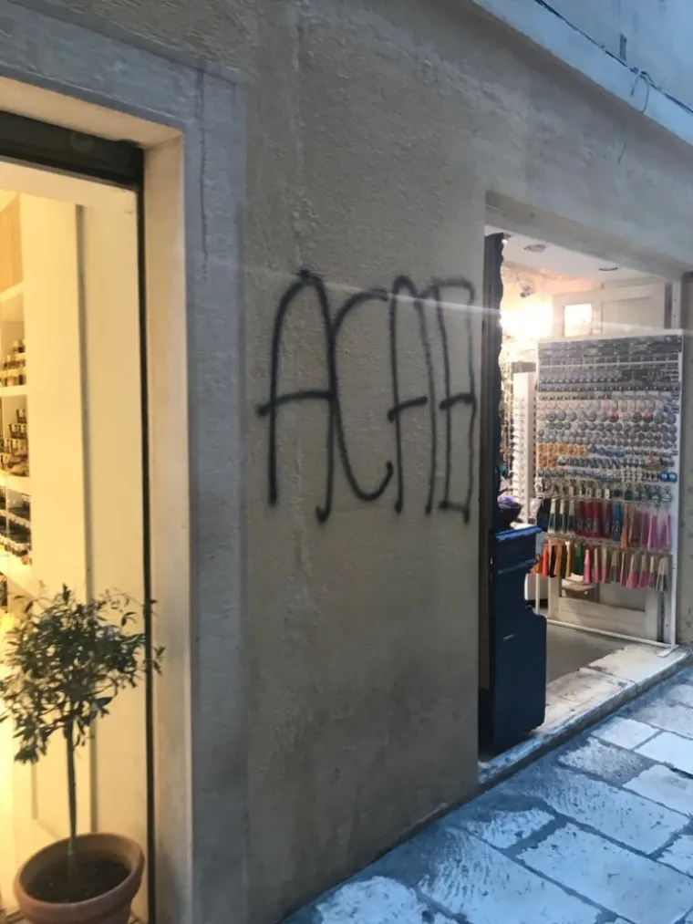 Kako doznajemo iz gradske uprave, na teren je odmah iza&scaron;la policija i komunalne redari. Očekuje se da bi grafiti koji su nagrdili kulturnu ba&scaron;tinu trebali biti uklonjeni sutra ujutro putem ugovorene koncesionarske tvrtke od strane Grada Splita