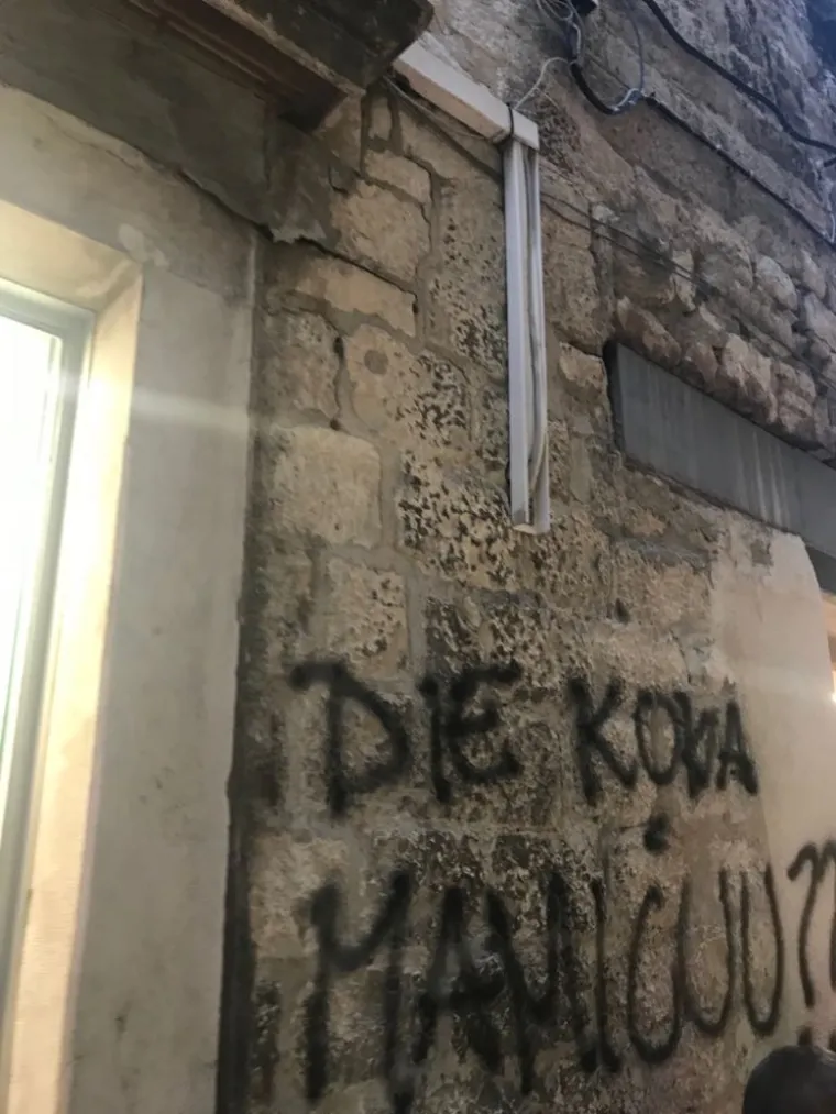 Kako doznajemo iz gradske uprave, na teren je odmah iza&scaron;la policija i komunalne redari. Očekuje se da bi grafiti koji su nagrdili kulturnu ba&scaron;tinu trebali biti uklonjeni sutra ujutro putem ugovorene koncesionarske tvrtke od strane Grada Splita
