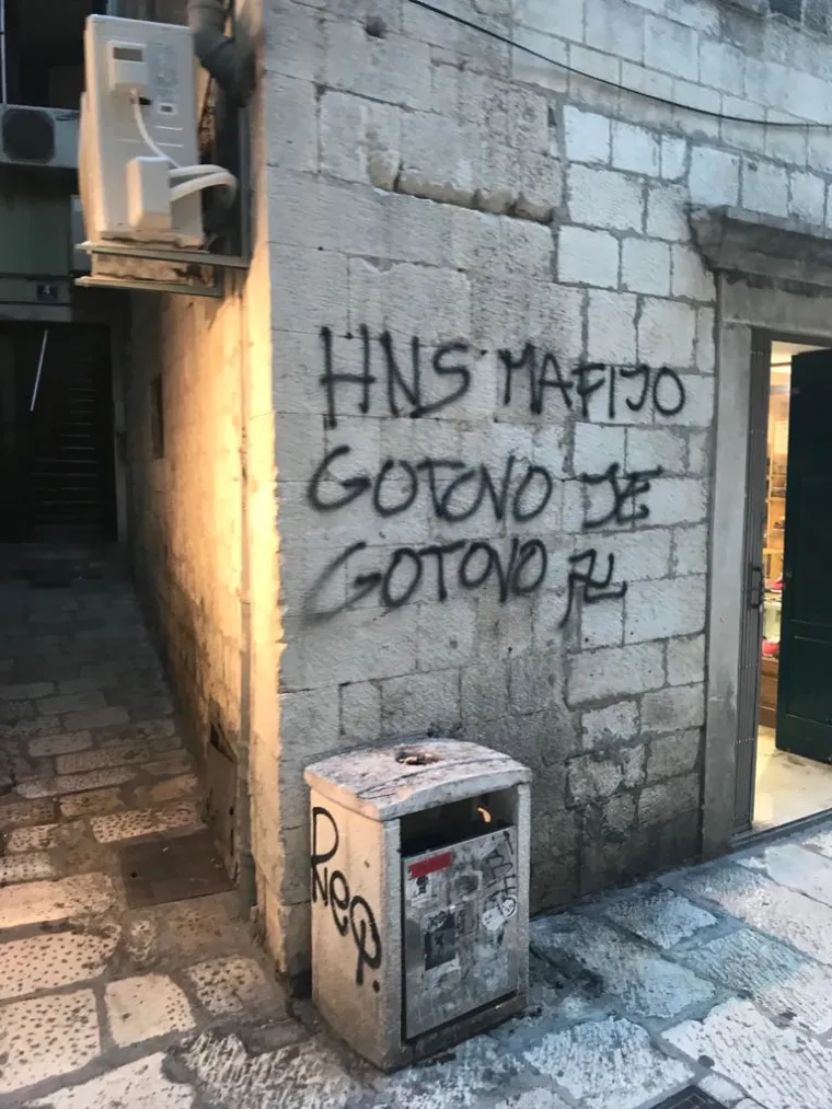 Kako doznajemo iz gradske uprave, na teren je odmah iza&scaron;la policija i komunalne redari. Očekuje se da bi grafiti koji su nagrdili kulturnu ba&scaron;tinu trebali biti uklonjeni sutra ujutro putem ugovorene koncesionarske tvrtke od strane Grada Splita