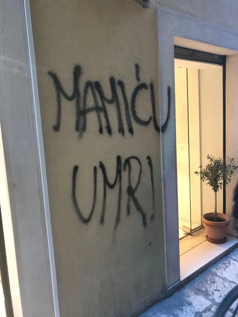 Kako doznajemo iz gradske uprave, na teren je odmah iza&scaron;la policija i komunalne redari. Očekuje se da bi grafiti koji su nagrdili kulturnu ba&scaron;tinu trebali biti uklonjeni sutra ujutro putem ugovorene koncesionarske tvrtke od strane Grada Splita
