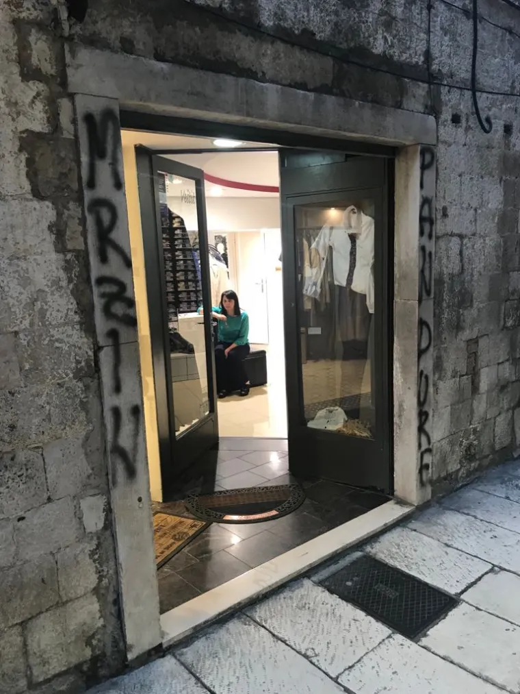 Kako doznajemo iz gradske uprave, na teren je odmah iza&scaron;la policija i komunalne redari. Očekuje se da bi grafiti koji su nagrdili kulturnu ba&scaron;tinu trebali biti uklonjeni sutra ujutro putem ugovorene koncesionarske tvrtke od strane Grada Splita