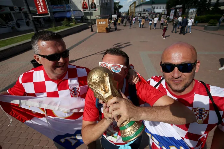 Odlična atmosfera: Hrvatski navijači počeli se okupljati u Njižni Novgorodu