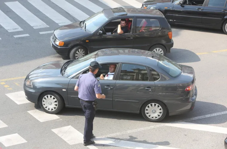 Karlovac: Automobilima zaustavili promet, policija snimala zaustavljene automobile