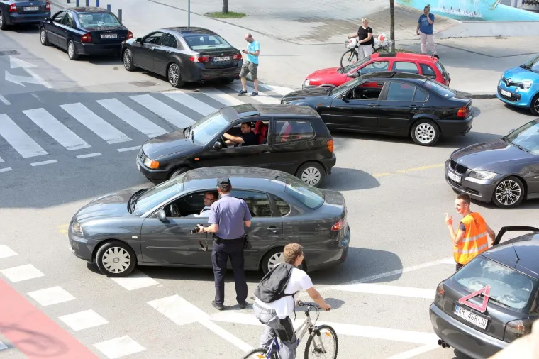 Karlovac: Automobilima zaustavili promet, policija snimala zaustavljene automobile
