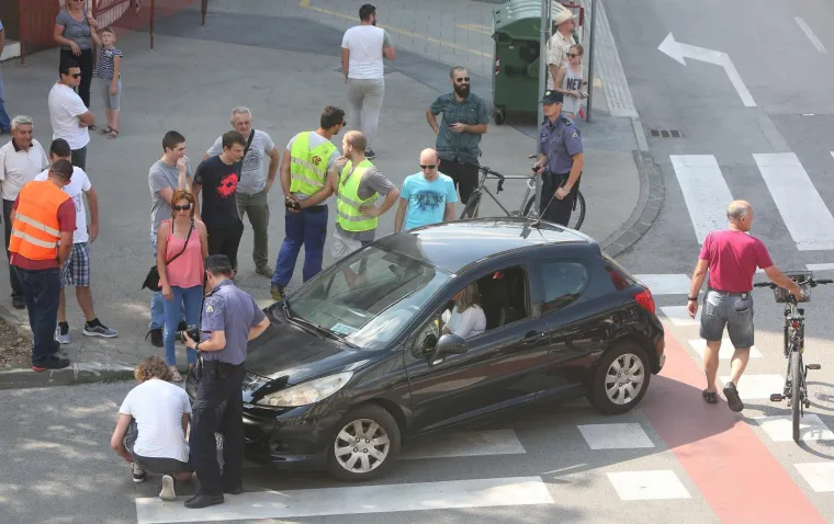 Karlovac: Automobilima zaustavili promet, policija snimala zaustavljene automobile