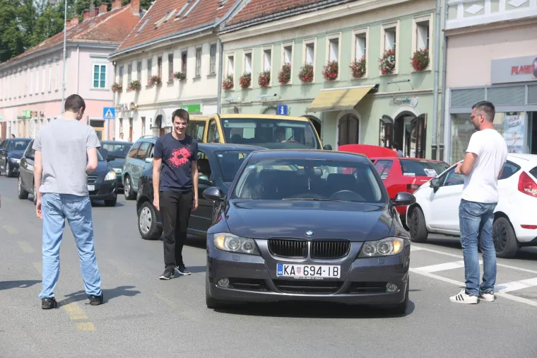 Karlovac: Automobilima zaustavili promet, policija snimala zaustavljene automobile
