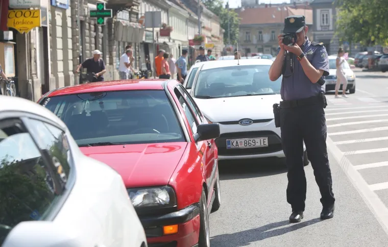 Karlovac: Automobilima zaustavili promet, policija snimala zaustavljene automobile