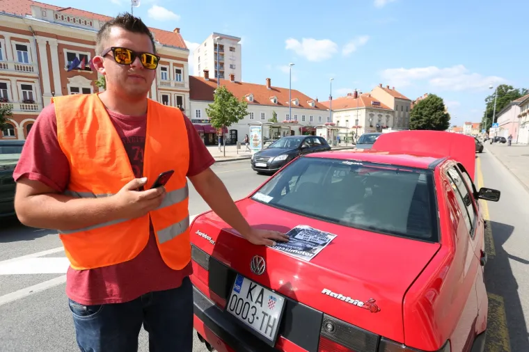 Karlovac: Automobilima zaustavili promet, policija snimala zaustavljene automobile