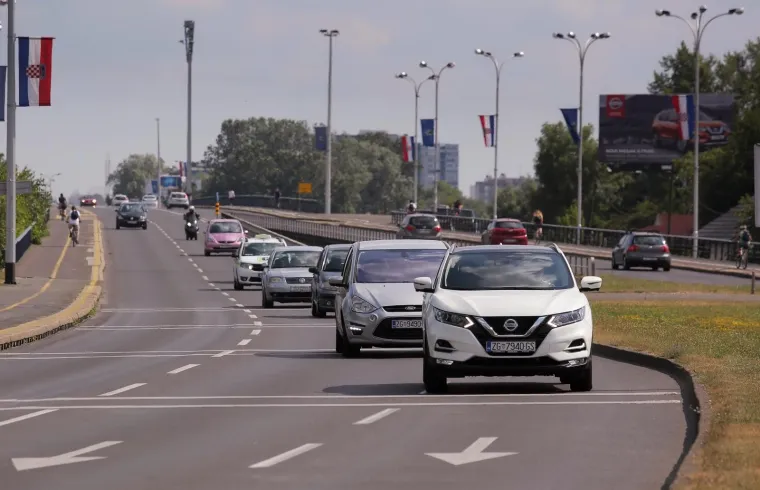 Zagreb: Unatoč najavljenom prosvjedu promet na križanju Slavonske i Holjevca odvijao se bez pote&scaron;koća