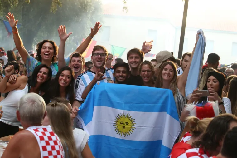 VATRENE HRVATICE POKAZALE ARGENTINCIMA KAKO SE NAVIJA: Pogledajte kako se utakmica prati u Zagrebu i Splitu