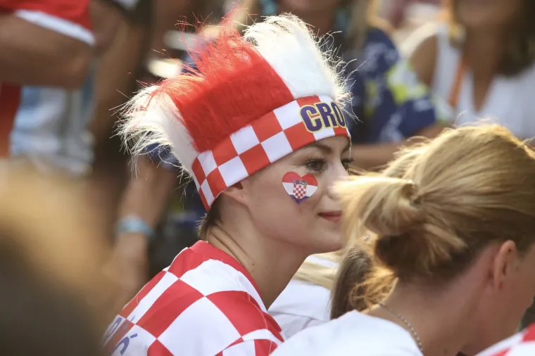 VATRENE HRVATICE POKAZALE ARGENTINCIMA KAKO SE NAVIJA: Pogledajte kako se utakmica prati u Zagrebu i Splitu