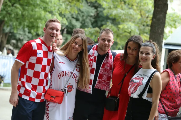 VATRENE HRVATICE POKAZALE ARGENTINCIMA KAKO SE NAVIJA: Pogledajte kako se utakmica prati u Zagrebu i Splitu