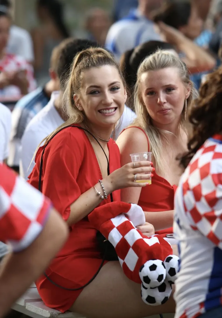 VATRENE HRVATICE POKAZALE ARGENTINCIMA KAKO SE NAVIJA: Pogledajte kako se utakmica prati u Zagrebu i Splitu