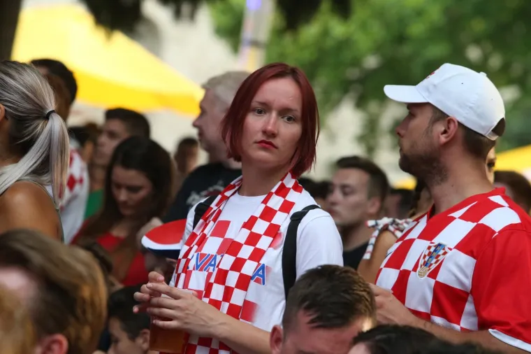 VATRENE HRVATICE POKAZALE ARGENTINCIMA KAKO SE NAVIJA: Pogledajte kako se utakmica prati u Zagrebu i Splitu