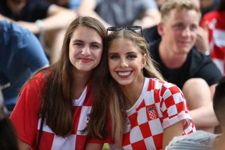 VATRENE HRVATICE POKAZALE ARGENTINCIMA KAKO SE NAVIJA: Pogledajte kako se utakmica prati u Zagrebu i Splitu