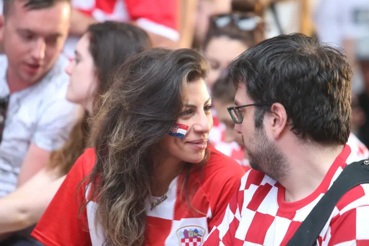VATRENE HRVATICE POKAZALE ARGENTINCIMA KAKO SE NAVIJA: Pogledajte kako se utakmica prati u Zagrebu i Splitu