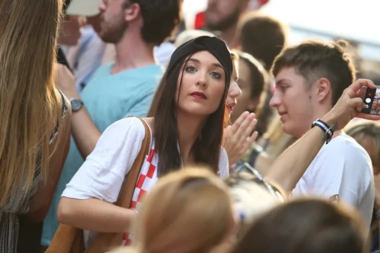 VATRENE HRVATICE POKAZALE ARGENTINCIMA KAKO SE NAVIJA: Pogledajte kako se utakmica prati u Zagrebu i Splitu