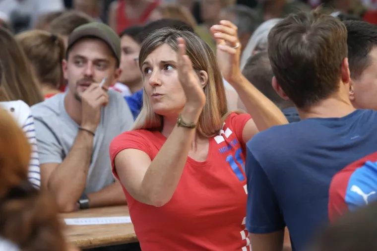 VATRENE HRVATICE POKAZALE ARGENTINCIMA KAKO SE NAVIJA: Pogledajte kako se utakmica prati u Zagrebu i Splitu