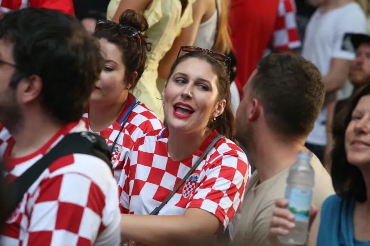 VATRENE HRVATICE POKAZALE ARGENTINCIMA KAKO SE NAVIJA: Pogledajte kako se utakmica prati u Zagrebu i Splitu