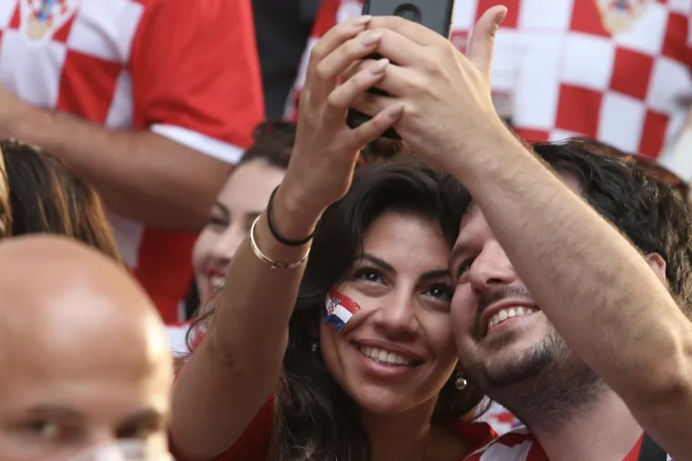 VATRENE HRVATICE POKAZALE ARGENTINCIMA KAKO SE NAVIJA: Pogledajte kako se utakmica prati u Zagrebu i Splitu