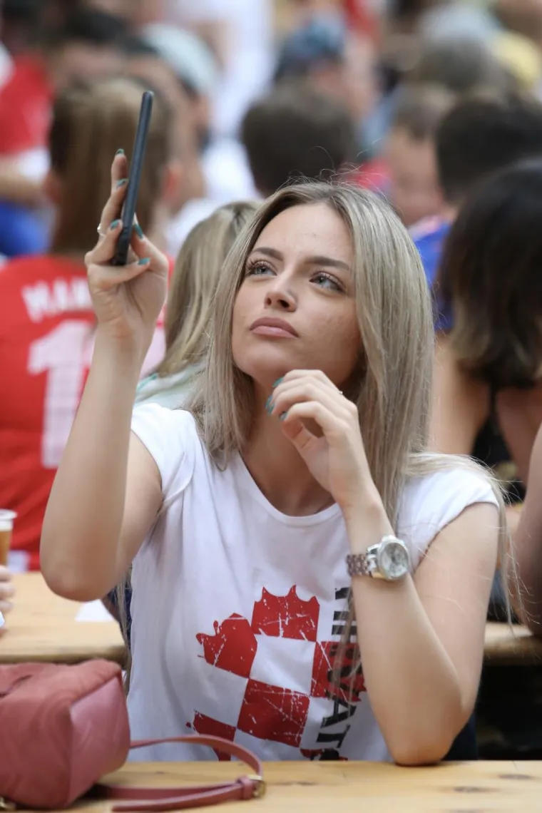 VATRENE HRVATICE POKAZALE ARGENTINCIMA KAKO SE NAVIJA: Pogledajte kako se utakmica prati u Zagrebu i Splitu