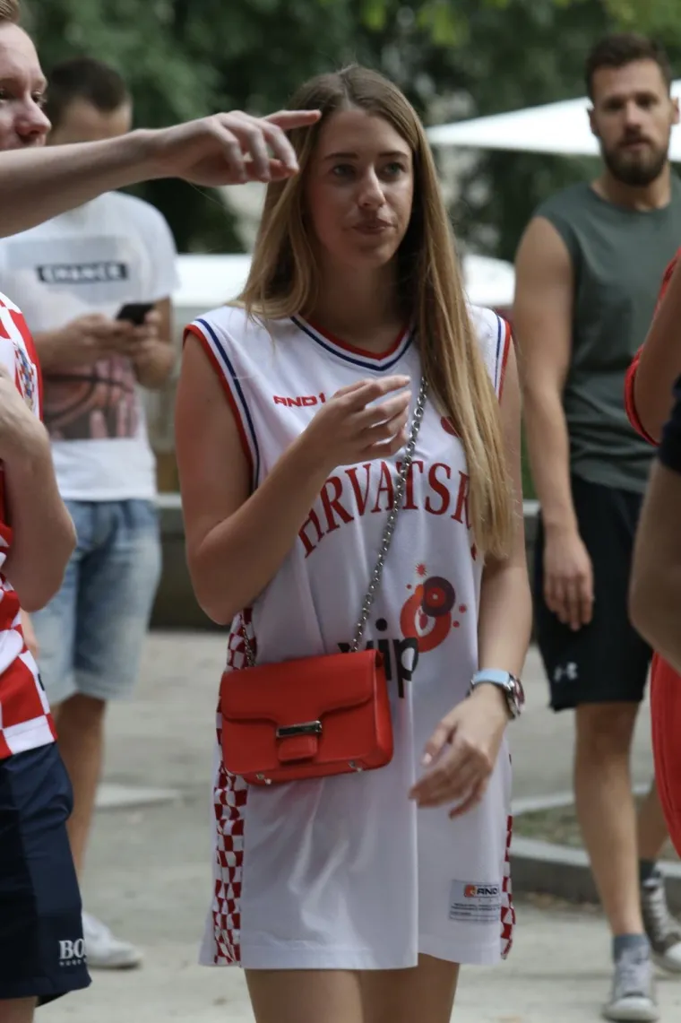 VATRENE HRVATICE POKAZALE ARGENTINCIMA KAKO SE NAVIJA: Pogledajte kako se utakmica prati u Zagrebu i Splitu