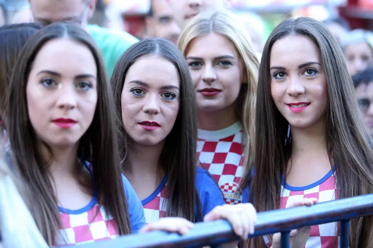 Navijači bodre Hrvatsku iz fan zone na Trgu bana Jelačića u Zagrebu.