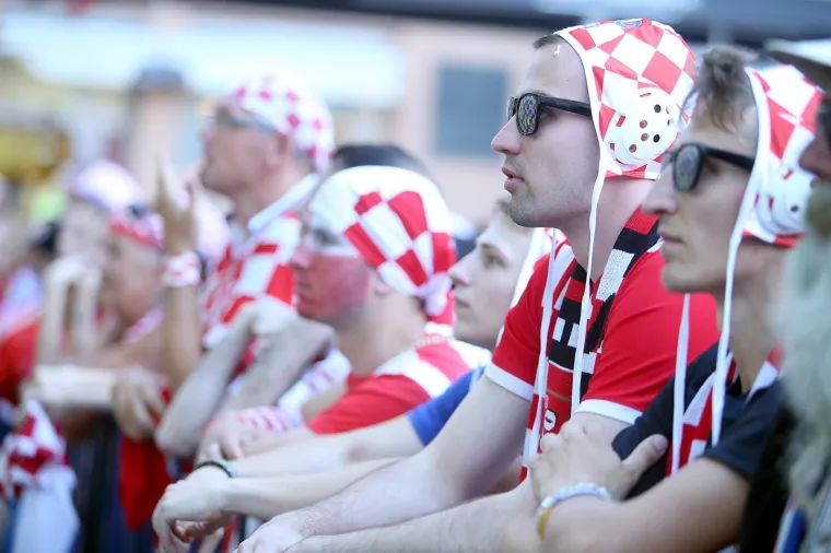VATRENE HRVATICE POKAZALE ARGENTINCIMA KAKO SE NAVIJA: Pogledajte kako se utakmica prati u Zagrebu i Splitu