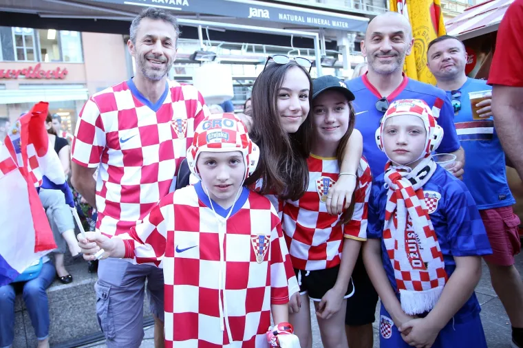 VATRENE HRVATICE POKAZALE ARGENTINCIMA KAKO SE NAVIJA: Pogledajte kako se utakmica prati u Zagrebu i Splitu