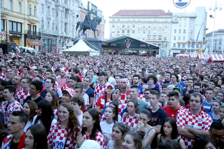 VATRENE HRVATICE POKAZALE ARGENTINCIMA KAKO SE NAVIJA: Pogledajte kako se utakmica prati u Zagrebu i Splitu