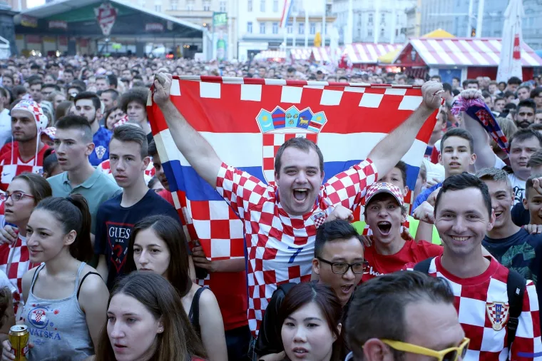 VATRENE HRVATICE POKAZALE ARGENTINCIMA KAKO SE NAVIJA: Pogledajte kako se utakmica prati u Zagrebu i Splitu