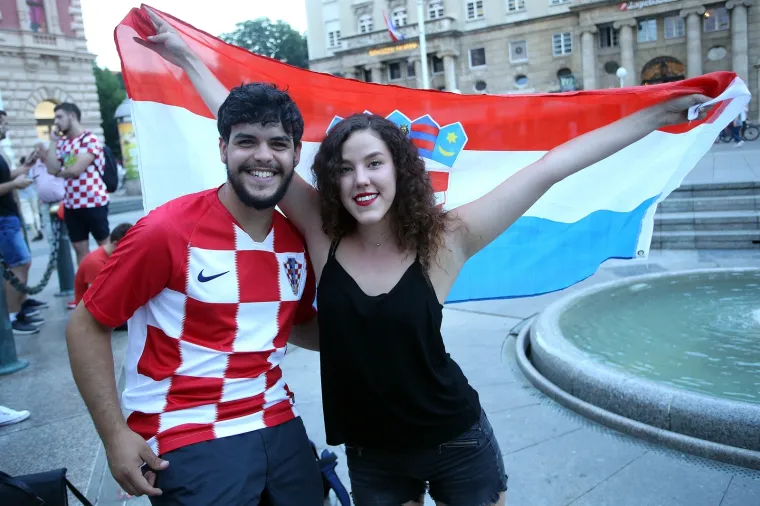 VATRENE HRVATICE POKAZALE ARGENTINCIMA KAKO SE NAVIJA: Pogledajte kako se utakmica prati u Zagrebu i Splitu