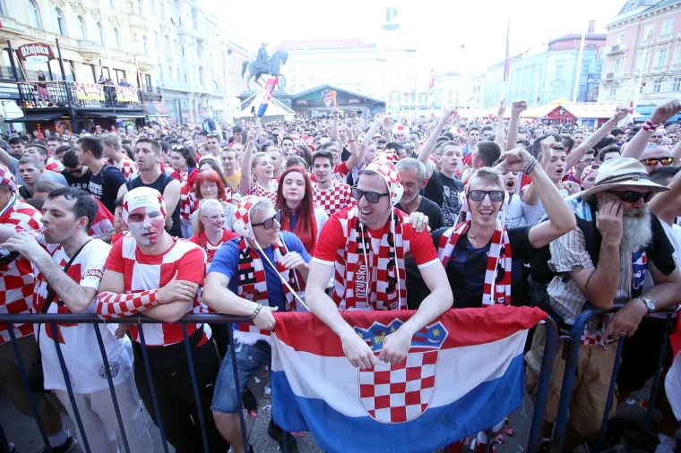 VATRENE HRVATICE POKAZALE ARGENTINCIMA KAKO SE NAVIJA: Pogledajte kako se utakmica prati u Zagrebu i Splitu