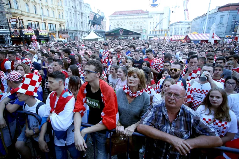 VATRENE HRVATICE POKAZALE ARGENTINCIMA KAKO SE NAVIJA: Pogledajte kako se utakmica prati u Zagrebu i Splitu