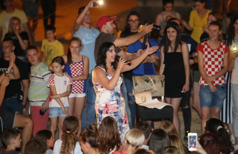 Na radost mnogobrojnih obožavatelja bivša natjecateljica showa Ljubav je na selu Nikolina Cvek nastupila je ispred caffe bara Luna u Splitu.